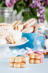 Baby shower in blue and pink with sweets and milkshakes