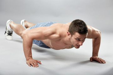 Obraz premium Fitness model doing pushups