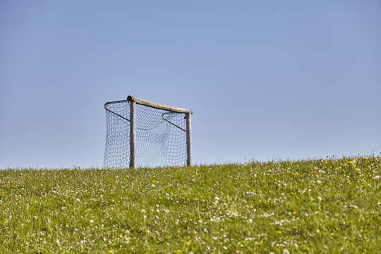 Fussballtor auf einer wilden Wiese