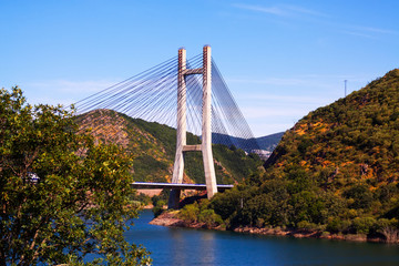 Obraz premium Cable-stayed bridge over reservoir