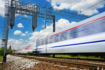 Obraz premium Nowoczesny pociąg elektryczny poruszający się na pełnych obrotach