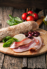 Bacon bread, mozzarella, olives and basil