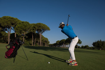 Obraz premium golf player hitting shot
