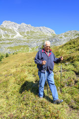 Fototapeta na wymiar aktiver Senior beim Wandern im Gebirge