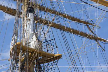 Obraz premium Mast of the sailing boat, blue sky in the background.