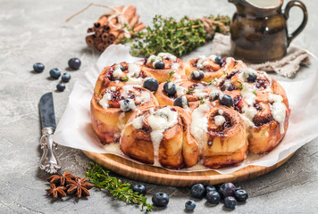 Cinnamon buns with lemon, blueberry and thyme