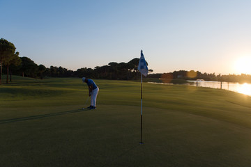 Obraz premium golfer hitting ball to hole