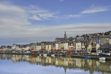 Fototapeta na wymiar Trouville -sur-Mer (14360) et son reflet sur La Touques depuis le quai de La Touque , département du Calvados en région Normandie, France