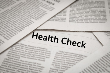 Obraz premium health check headline on newspaper