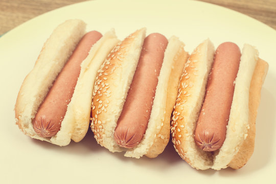 Perritos calientes hot dog sobre un plato blanco redondo. Vista superior y de cerca