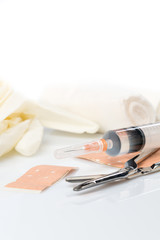 Pflaster Verbandrolle und Schere