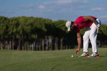 Obraz premium golf player hitting long shot