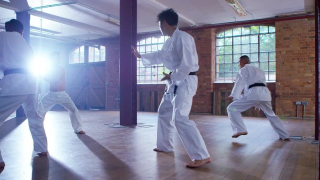  Outnumbered martial arts fighter skilfully uses nunchaku to beat opponents