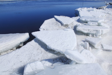 Fototapeta na wymiar Floating of ice on the river
