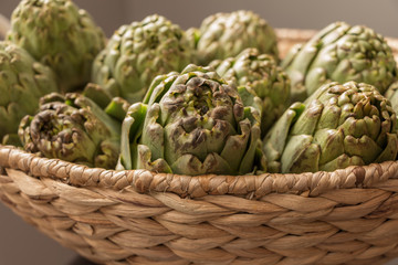 Obraz premium Artichokes in a basket