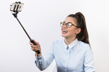 Dziewczyna roześmiana do zdjęcia selfie ze smartfonem - obrazy, fototapety, plakaty
