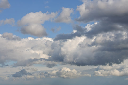helle und bedrohlich wirkende, dunkle Wolken