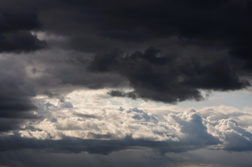 helle und bedrohlich wirkende, dunkle Wolken