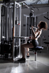 Fototapeta na wymiar Frau im Fitnessstudio macht Latziehen zur Brust Porträt