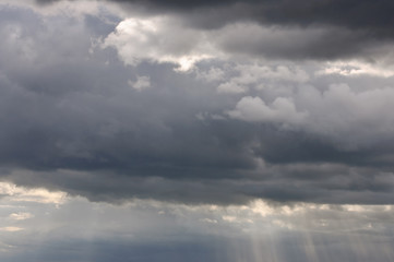 Obraz premium helle und bedrohlich wirkende, dunkle Wolken