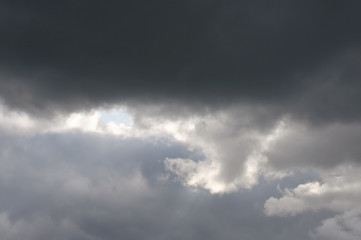 helle und bedrohlich wirkende, dunkle Wolken