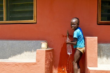 Junge füllt Flasche mit Trinkwasser