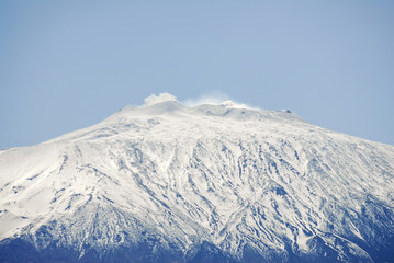 Etna, cima vulcano attivo con neve