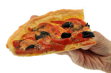 Tarte aux tomates et olives noires en main