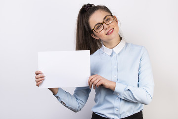 Informacje na kartce przedstawiane przez młodą osobę © pabisiak