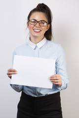 Młoda uśmiechnięta dziewczyna pokazująca informacje na karcie © pabisiak