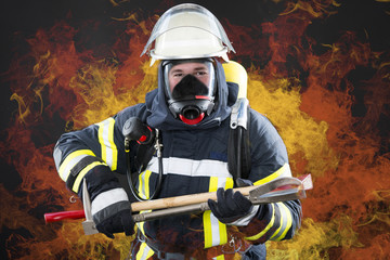 Feuerwehrmann in Atemschutz umhüllt von Flammen