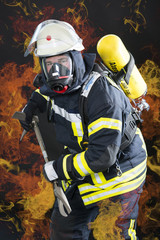 Feuerwehrmann in Atemschutz umhüllt von Flammen