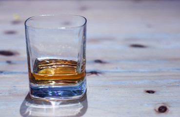 Whiskey auf rustikalem Holzuntergrund