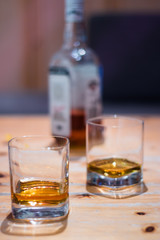 Whiskey auf rustikalem Holzuntergrund
