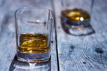 Whiskey auf rustikalem Holzuntergrund