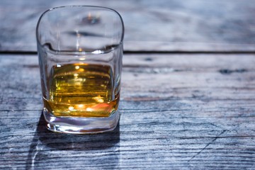 Whiskey auf rustikalem Holzuntergrund, kühl