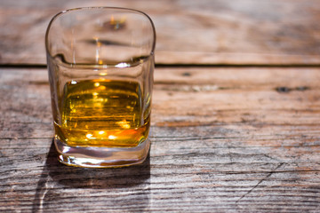 Whiskey auf rustikalem Holzuntergrund, warm