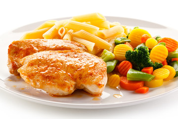 Grilled chicken fillet, penne and vegetables 