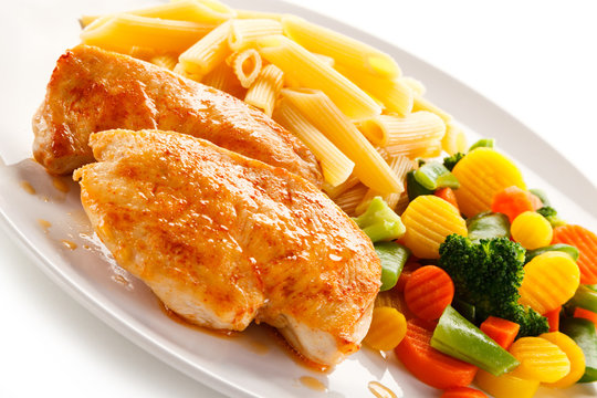 Grilled chicken fillet, penne and vegetables 