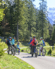 Fototapeta premium gutgelaunte Gruppe macht Pause beim Radfahren