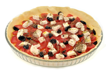 Tarte mozzarella, tomates et olives noires avant cuisson