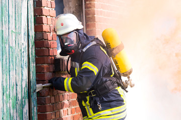 Fototapeta premium Feuerwehrmann im Einsatz am Brandherd