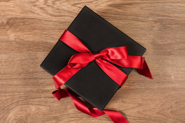 Caja de regalo negra con lazo rojo. Vista superior
