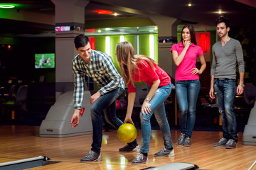 Obraz premium Cheerful friends at the bowling alley