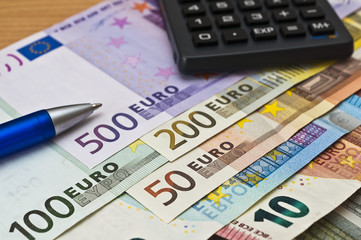 Taschenrechner und Eurogeldscheine