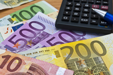 Taschenrechner und Eurogeldscheine