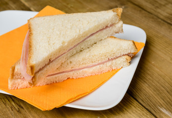 Sandwich con prosciutto cotto e formaggio