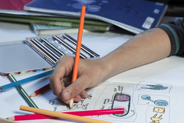 Main d'enfant dessinant