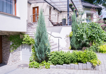 Fototapeta na wymiar Garden in front of house