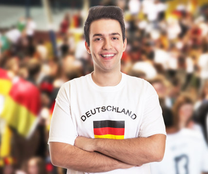 Lachender deutscher Fussball Fan mit dunklen Haaren beim Public Viewing